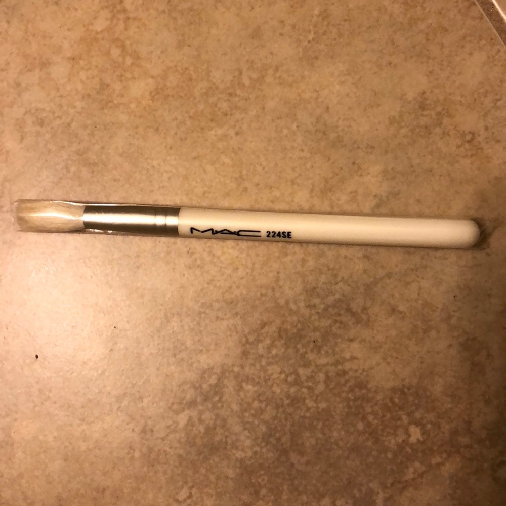 Brand new MAC brush